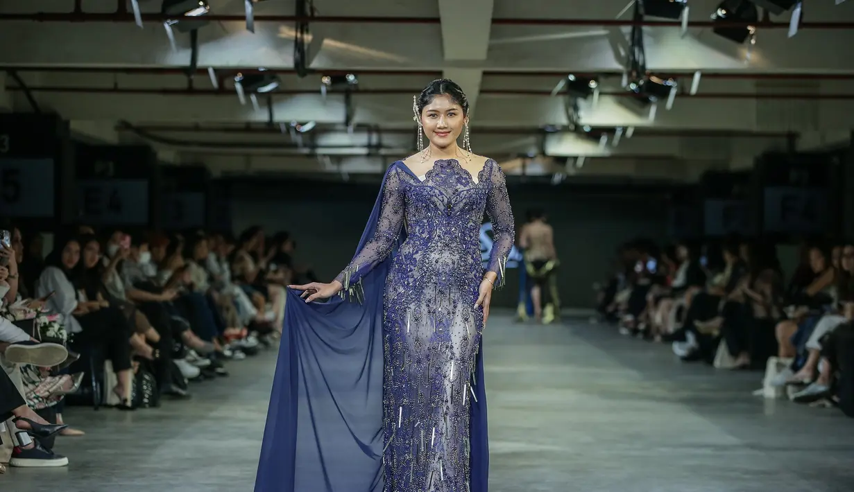 Erina tak sendirian, karena ada Yuki Kato yang juga menjadi muse An’soe. Aktris 28 itu tampak menawan dalam balutan one shoulder dress berdetail fringe. [Foto: JF3].