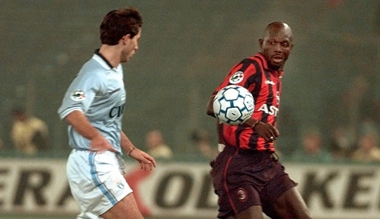 5. George Weah (AC Milan), cepat dan lincah menjadi keunggulan penyerang asal Liberia ini. Dirinya merupakan pemain asal benua Afrika pertama yang berhasil meraih gelar Ballon d'Or. (AFP/Gerard Julien) 