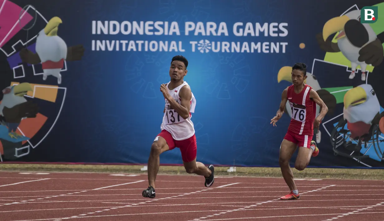 Pelari Indonesia, Laksana Muhamad Agung (kiri), beradu cepat dengan Muhaimi Yahya, pada Invitational Tournament Asian Para Games cabang atletik nomor 200 meter T 36/37 di Stadion Madya, Jakarta, Sabtu (30/6/2018). (Bola.com/Vitalis Yogi Trisna)