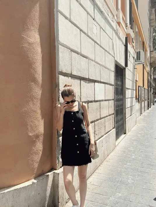 Aaliyah juga kenakan sling bag canvas dari Hermes yang semakin mengoptimalkan gayanya. [Foto: Instagram/ Aaliyah Massaid]