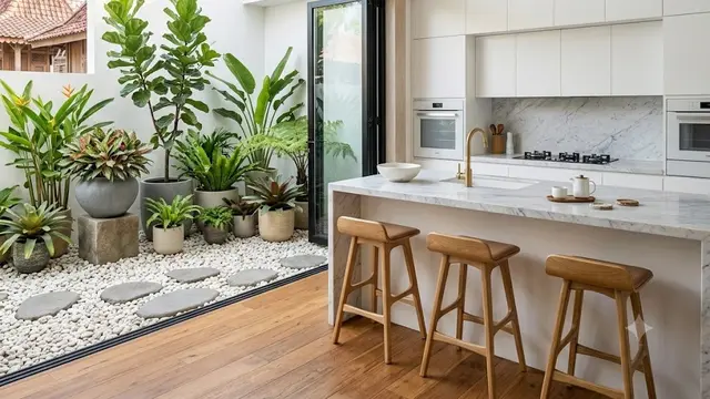 Dapur Putih Minimalis dengan Mini Bar Menghadap Taman