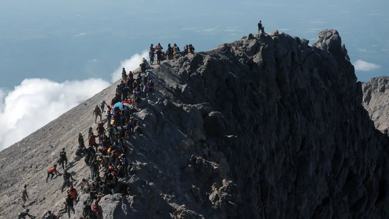 Ribuan Pendaki Rayakan HUT RI ke-69 di Gunung Merapi