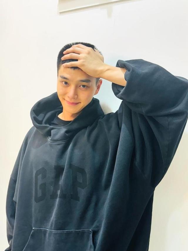 Song Kang Pamer Rambut Pendek dan Tulis Pesan Menyentuh untuk Fans Sebelum Masuk Wamil Sore Ini (instagram.com/songkang_b)