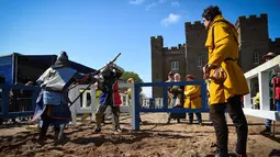 Peserta bertarung di dalam arena kategori polearm saat mengikuti kompetisi IMCF di Scone Palace, Perthshire, Skotlandia (10/5). Acara ini diikuti ratusan orang dari 26 negara. (AFP/Andy Buchanan)