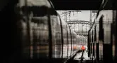 Seorang pegawai kereta api berjalan di stasiun kereta utama di Munich, Jerman pada 8 Desember 2023. (Michaela Rehle/AFP)