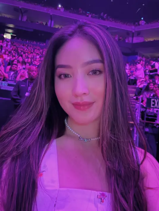 Melengkapi tampilannya dengan kalung choker mutiara dengan tulisan Sugar. [@natashawilona12]