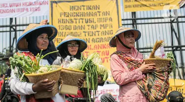 Sejumlah elemen masyarakat yang tergabung dalam buruh dan petani menggelar aksi di depan Gedung DPR, Jakarta, Selasa (27/9/2022). Aksi tersebut digelar tepat di momentum peringatan Hari Tani Nasional (HTN) 2022, 27 September. (Liputan6.com/Faizal Fanani)