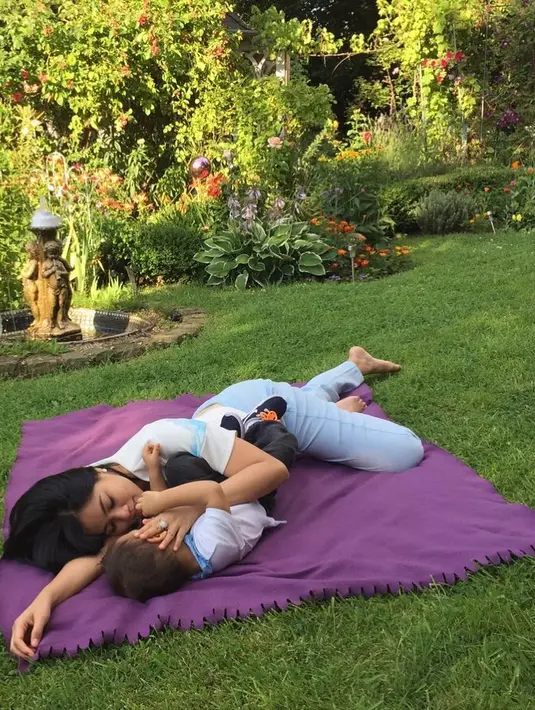 Christian Sugiono dan Titi Kamal kini sudah memiliki dua orang anak. Meski hanya baru memamerkan bentuk wajahnya yang mungil, namun belum diketahui nama anak mereka. Selamat, Tian dan Titi! (Instagram/titi_kamal)