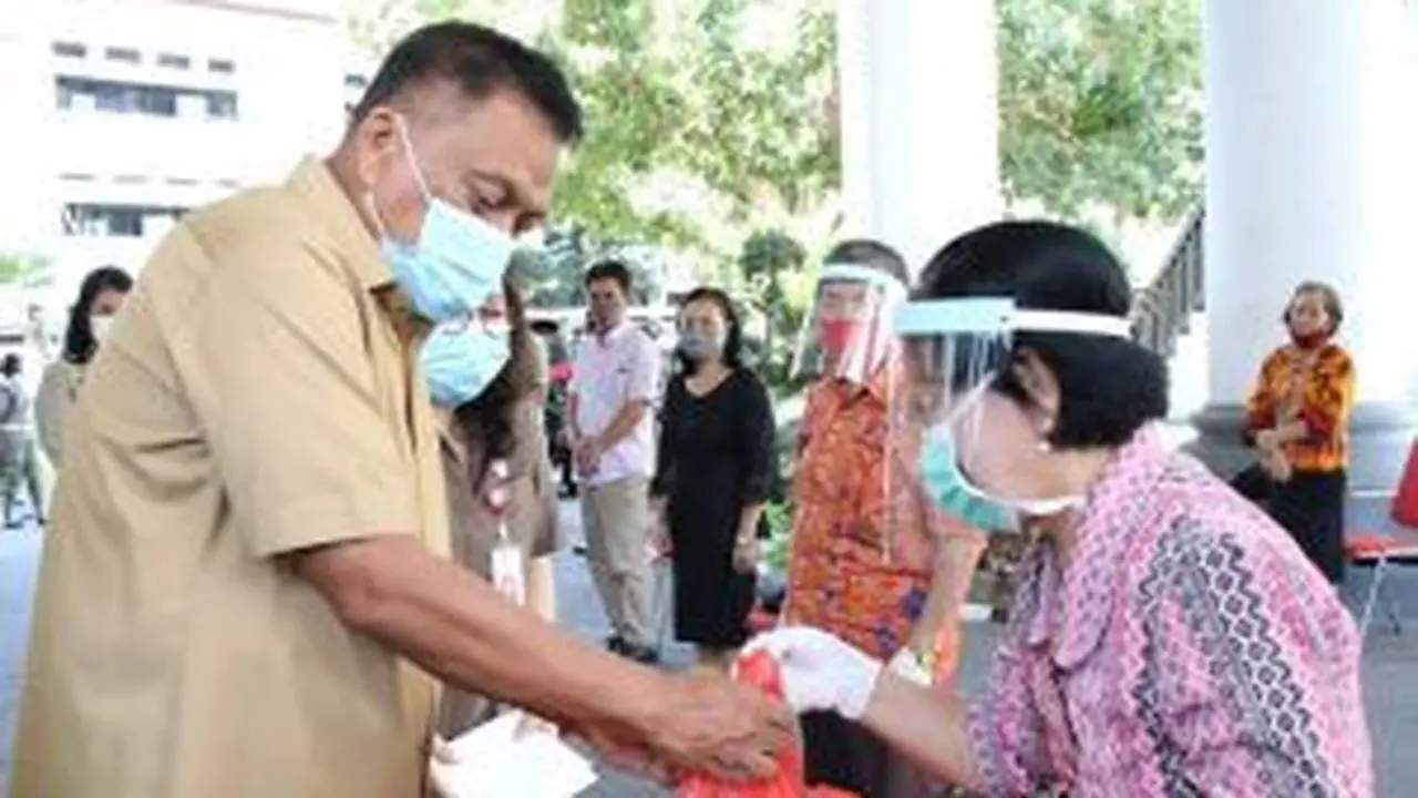 Bantuan yang diperoleh ini membuat para lansia tersenyum bahagia karena cukup membantu kehidupan mereka sehari-hari.