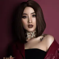 Kerap tampil dengan rambut panjang, wanita kelahiran 15 Desember 1998 ini pernah menjajal gaya rambut pendek sebahu. Ketika menjalani sebuah pemotretan, Natasha tampil berbeda dengan mengenakan wig berwarna coklat. Terlihat sangat cocok dengan makeup yang ia pakai.(Liputan6.com/IG/@natashawilona12)