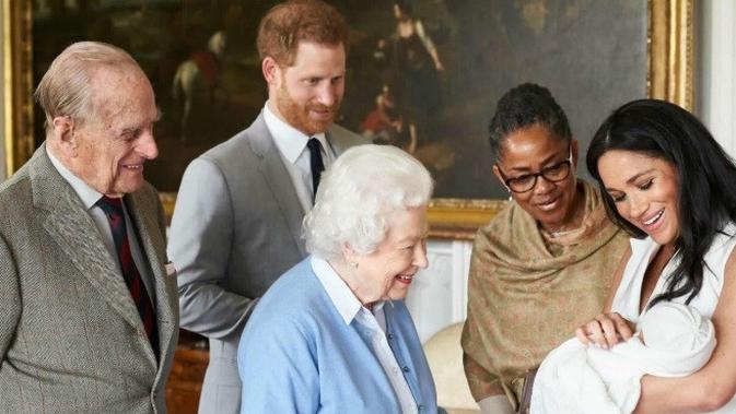 Pangeran Harry dan Meghan Markle telah menamai putra mereka Archie Harrison Mountbatten-Windsor. Terlihat Ratu Elizabeth II dan Pangeran Phillip bertemu dengan cicit mereka, bersama dengan ibu Meghan, Doria Ragland. ( Chris Allerton, Sussex Royal)
