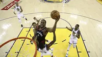 Kawhi Leonard memasukkan bola saat Raptors dijamu Warriors di gim ketiga NBA Finals 2019 (AP)