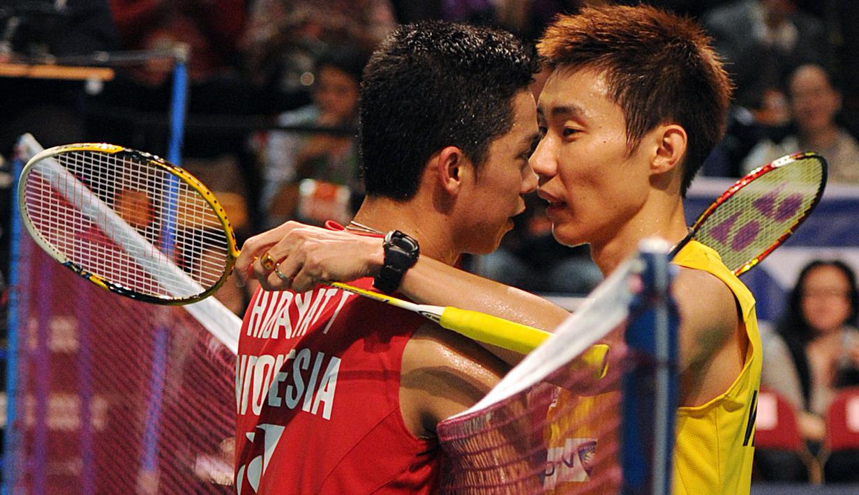Sahabat sekaligus rival, Lee Chong Wei saat mengalahkan Taufik Hidayat di final Hong Kong Open Badminton Super Series pada Desember 2010 lalu. (AFP/Mike Clarke)