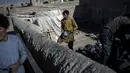 Buruh Afghanistan bekerja di sebuah pabrik batu bata di Deh Sabz, di pinggiran Kabul, Afghanistan, Minggu (26/9/2021). Para buruh biasanya bekerja selama 14 jam per hari, 6 hari dalam seminggu. (AP Photo/Bernat Armangue)