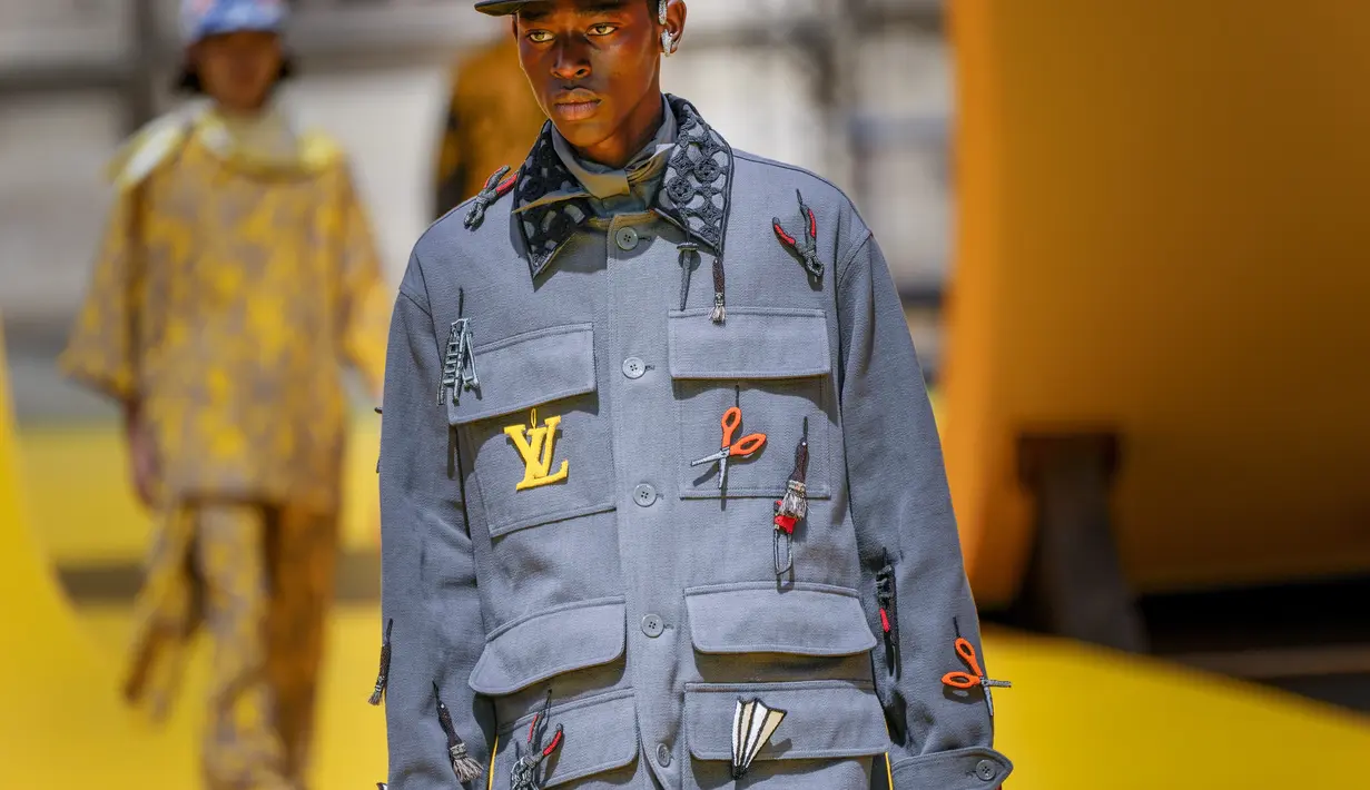 Model mengenakan busana pria dari koleksi Musim Semi Musim Panas 2023 Louis Vuitton di Paris, Prancis, Kamis (23/6/2022). Rumah mode yang berbasis di Paris ini memamerkan koleksi pria Musim Semi 2023 yang mengambil inspirasi dari sifat imajinasi yang menyenangkan dan visi kreatif mendiang Virgil Abloh. (AP Photo/Francois Mori)
