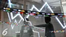 Pengunjung memperhatikan layar indeks harga saham gabungan di Bursa Efek Indonesia, Jakarta, Kamis (10/11). Indeks harga saham gabungan (IHSG) Kamis, 10 November 2016 naik 36,46 poin atau 0,67 persen ke level 5.450,78. (Liputan6.com/Angga Yuniar)