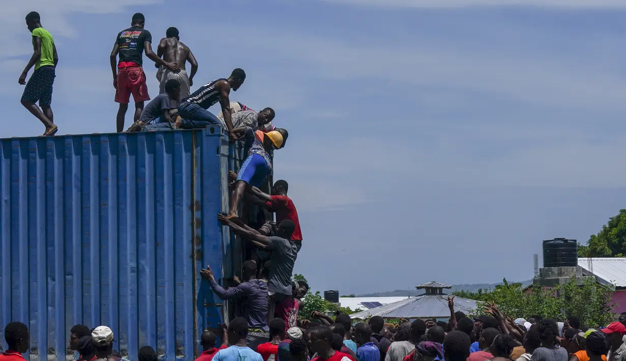 Warga menaiki sebuah truk yang penuh dengan pasokan bantuan di Vye Terre, Haiti, Jumat (20/8/2021). Bantuan swasta dan kiriman dari pemerintah AS dan lainnya tiba di semenanjung barat daya negara itu yang dilanda gempa 7,2 gempa berkekuatan 14 Agustus. (AP Photo/Fernando Llano)