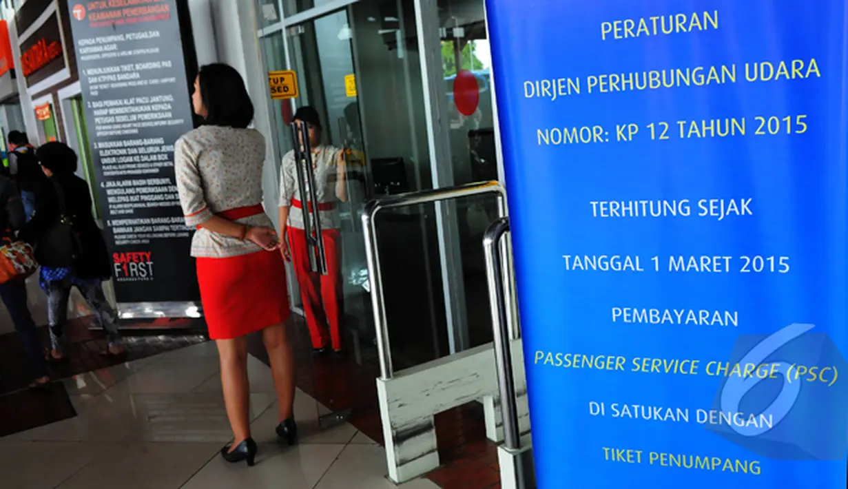 Sebuah standing banner yang berisi pengumuman dari Dirjen Perhubungan Udara terpampang di depan pintu masuk keberangkatan Bandara Soekarno-Hatta, Jakarta, Sabtu (28/2/2015).(Liputan6.com/Faisal R Syam)