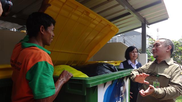 Kepala Pusat Standarisasi Lingkungan Kementerian Lingkuan Hidup dan Kehutanan (KLHK) Noer Adi Wirdojo melihat kondisi tempat pembuangan sampah yang sudah dipilah  di Stasiun Sudirman, Selasa, 17 Desember 2019. (Liputan6.com/Adhita Diansyavira)