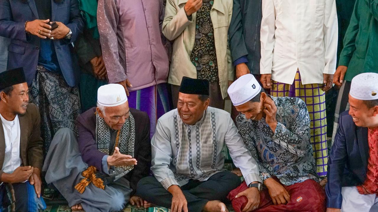 Salah satunya, Tokoh Agama desa Ciranca, Mamat Muhammad menyebut, alasan masyarakat muslim memilih Eman Suherman di Pilkada Majalengka 2024 lantaran kedekatannya dengan alim ulama dan pemuka agama.