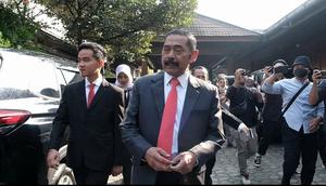 Gibran dan FX Rudy usai menghadiri Upacara Peringatan Hari Jadi Pemerintah Kota Solo pada Juni 2023 lalu.(Liputan6.com/Fajar Abrori)