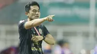 Pelatih PSS Sleman, Seto Nurdiyantoro, memberikan instruksi saat melawan Semen Padang pada laga Liga 2 di Stadion Pakansari, Jawa Barat, Selasa (4/12). PSS menang 2-0 atas Semen Padang. (Bola.com/M. Iqbal Ichsan)