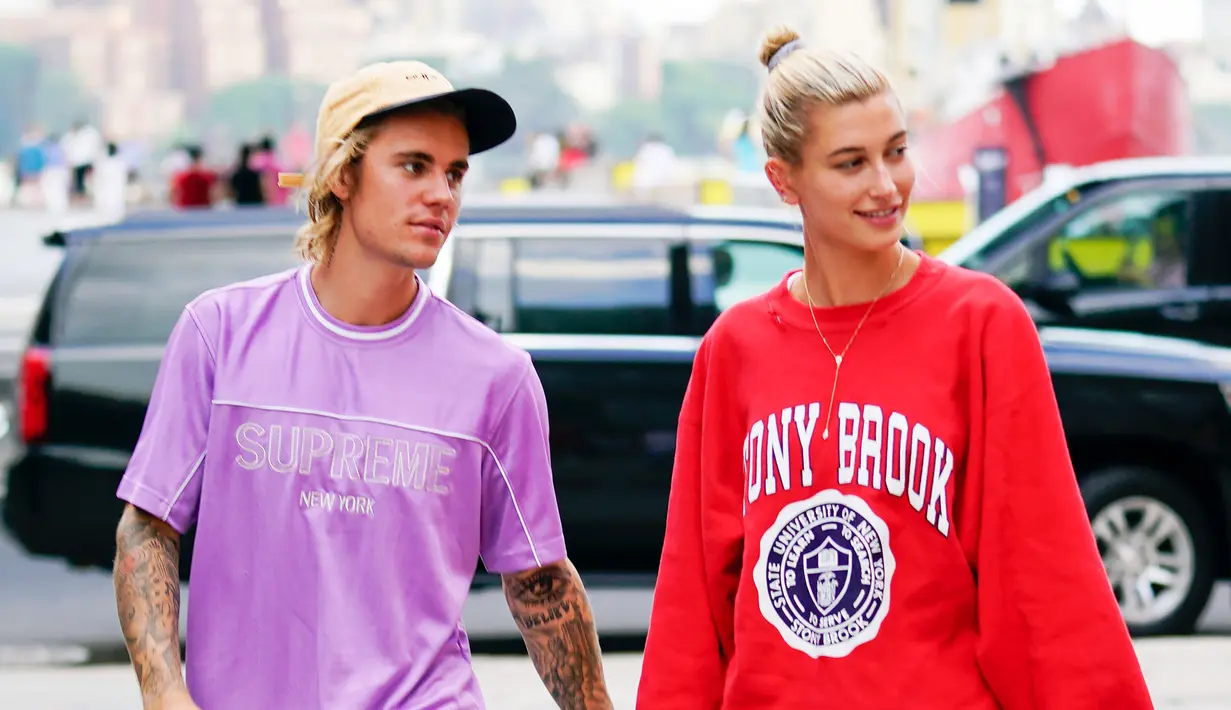 Keduanya pun kini tengah berbahagia dengan status mereka sebagai tunangan. (People Magazine)