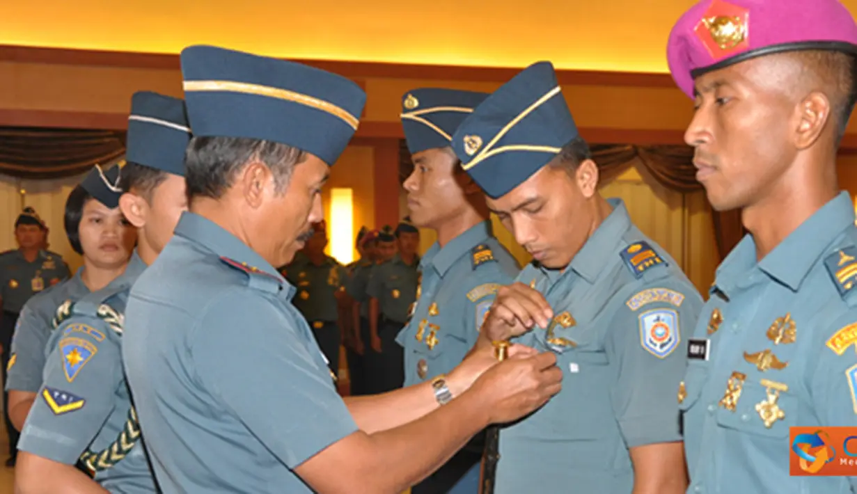Citizen6, Surabaya: Penyematan tanda peserta kepada perwakilan peserta Dikspespa dan Diksarcab oleh Dankobangdikal Laksda TNI Djoko Teguh Wahojo. (Pengirim: Penkobangdikal).