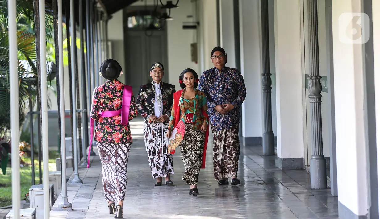Founder Belantara/budaya Indonesia, Diah Kusumawardani (kedua kanan) saat Parade Fashion Show dalam rangkaian acara Bulan Kebangkitan, di Museum Kebangkitan Nasional, Jakarta, Sabtu (21/5/2022). (Liputan6.com/Johan Tallo)