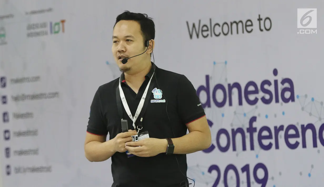 CEO DycodeX Andri Yadi saat menjadi pembicara dalam Indonesia Long Range Conference (IDLoRaCon) 2019 di Function Hall Emtek City, Jakarta, Rabu (14/8/2019). IDLoRaCon 2019 mempertemukan pegiat teknologi, pelaku industri, dan pengguna teknologi LoRa. (Liputan6.com/Herman Zakharia)