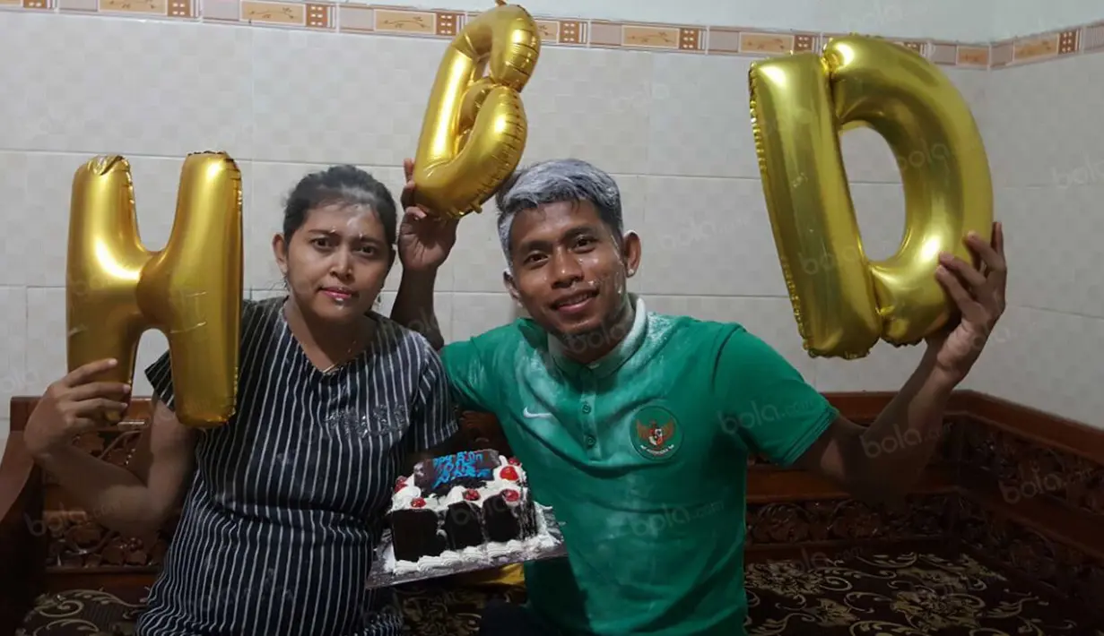 Andik Vermansah foto bersama kakaknya, Indri, yang hari ulang tahunnya sama. Penyerang Selangor FA itu merayakan hari jadi pada Rabu (23/11) lalu. (Dokumen Pribadi)