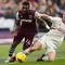 Gelandang West Ham United, Mohammed Kudus, mendapatkan adangan dari bek Manchester United (MU), Jonny Evans, pada laga pekan ke-18 Premier League 2023/2024 yang digelar di London Stadium, Sabtu (23/12/2023) malam WIB. (AP Photo/Kirsty Wigglesworth)