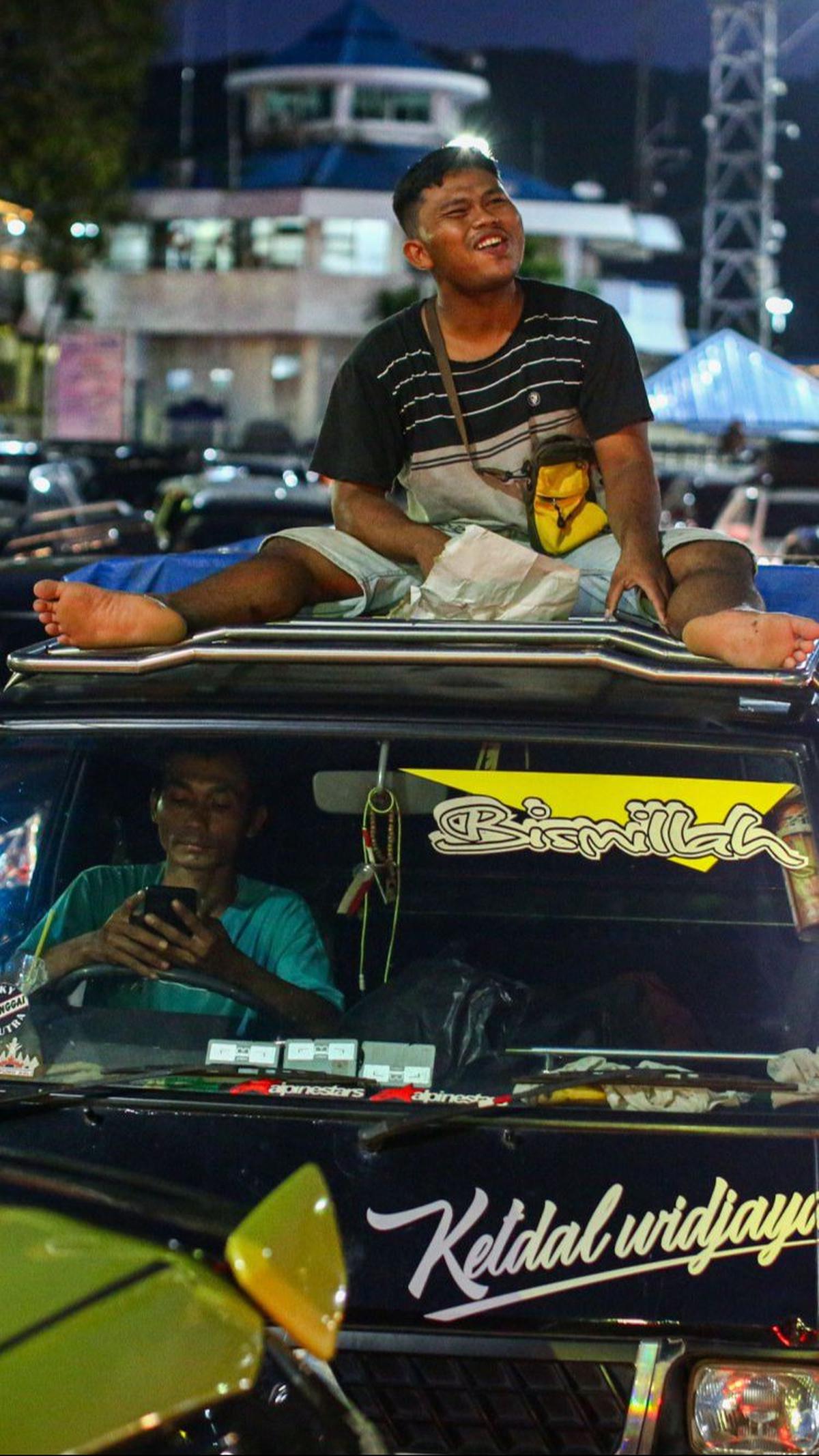 Kepadatan tersebut membuat pemudik harus menunggu selama berjam-jam untuk menyeberang di Pelabuhan Merak.&nbsp;Liputan6.com/Angga Yuniar