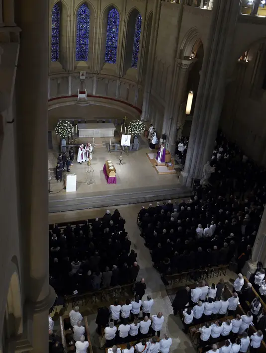 Suasana upacara misa pemakaman master koki asal prancis Paul Bocuse di Katedral Saint-Jean di Lyon, Prancis tengah, (26/1). Paul Bocuse lahir pada 11 Februari 1926 adalah seorang koki Prancis yang berbasis di Lyon. (Philippe Desmazes/Pool Photo via AP)