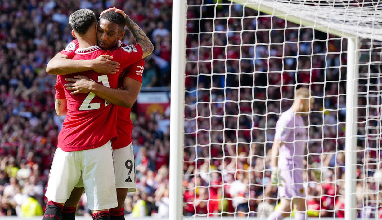 Pemain Manchester United, Anthony Martial, melakkukan selebrasi bersama Antony, setelah mencetak gol ke gawang Wolverhampton Wanderers pada laga pekan ke-36 Premier League di Old Trafford, Sabtu (13/5/2023). MU menang dengan skor 2-0. (AP Photo/Jon Super)