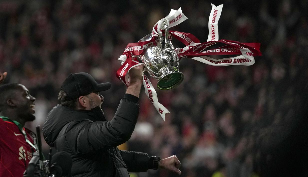 Skor 11-10 membuat The Reds keluar sebagai juara. Hasil tersebut membuat Jurgen Klopp berhasil mempersembahkan trofi Carabao Cup untuk yang pertama kalinya bagi Liverpool. (AP/Alastair Grant)