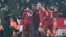Gelandang Liverpool, Roberto Firmino (kedua kiri) berselebrasi setelah mencetak gol yang dianulir saat menjamu Manchester United (MU) pada lanjutan pertandingan Liga Inggris di Anfield, Minggu (19/1/2020). Menghadapi tamunya MU di Anfield, Liverpool menang dengan skor 2-0. (Paul ELLIS / AFP)