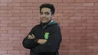 Manajer Persebaya Surabaya, Yahya Hasan Alkatiri, berpose saat mengunjungi kantor Bola.com di Gondangdia, Jakarta, Senin (25/4/2022). (Bola.com/M Iqbal Ichsan)