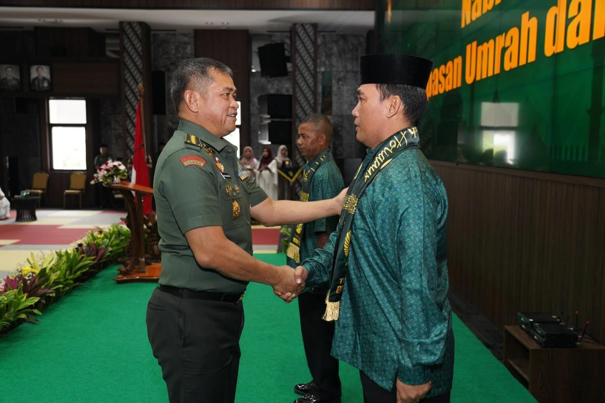 FOTO: Kasad Berangkatkan Prajurit dan PNS TNI AD Umroh sebagai Apresiasi Kinerja