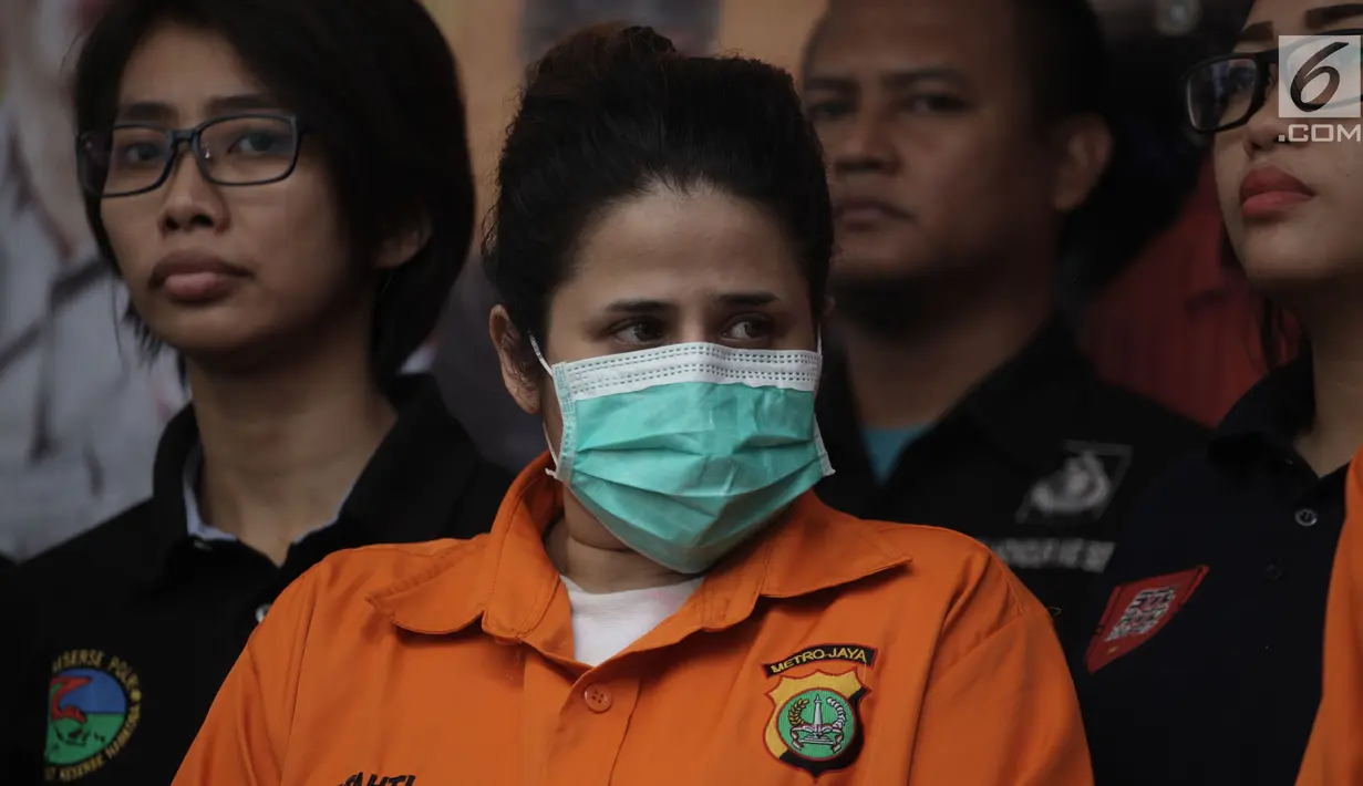 Ekspresi Dhawiya Zaida dihadirkan dalam rilis pengungkapan kasus narkoba di Polda Metro Jaya, Jakarta, Sabtu (17/2). Tiga anak Elvy sekaligus dijaring polisi, yakni Dhawiya dan dua orang kakaknya, Syehan dan Ali Zaenal Abidin. (Liputan6.com/Arya Manggala)