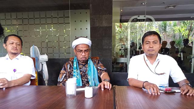 <span>Jubir presiden Jokowi, Ngabalin dan staf usai berkunjung di Sulawesi Tenggara memantau kondisi lahan tambang Konawe Utara.(Liputan6.com/Ahmad Akbar Fua)</span>