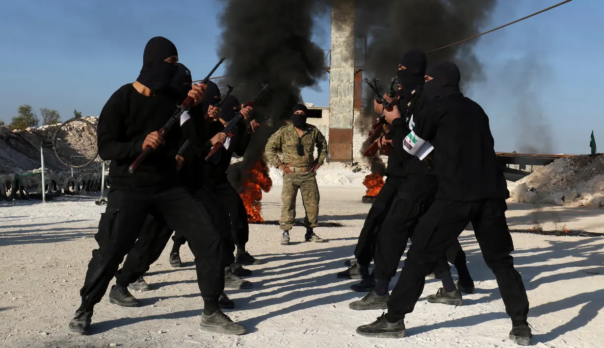 Para pemberontak menggunakan senjata saat mengikuti latihan militer di provinsi Idlib, Suriah, (27/10). (REUTERS/Ammar Abdullah)