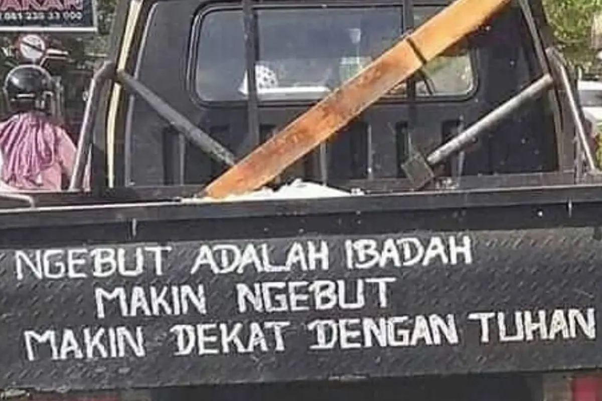 Foto Tulisan Lucu di Belakang Mobil Bikin Fokus Buyar Saat Berkendara
