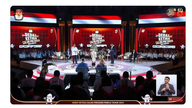 Calon presiden nomor urut 3 Ganjar Pranowo, capres nomor 1 Anies Baswedan, dan capres nomor urut 2 Prabowo Subianto saat debat capres ketiga yang digelar KPU pada Minggu (7/1/2024) di Istora, Senayan, Jakarta.