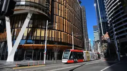 Sebuah trem melintas di sebuah jalan di Sydney, Australia, Sabtu (26/6/2021). Pihak berwenang melakukan lockdown beberapa area pusat kota terbesar di Australia untuk menantisipasi penyebaran virus corona COVID-19 varian Delta yang sangat menular. (Saeed KHAN/AFP)