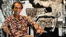 Sri Warso Wahono berbagi cerita tentang proses pembuatan lukisannya, Jakarta, Senin (18/5/2015). Pengambilan tema 'Jakarta 18' sendiri berasal dari jumlah pameran tunggal yang telah dilakoni Sri Warso selama 53 tahun berkarya. (Liputan6.com/Yoppy Renato)