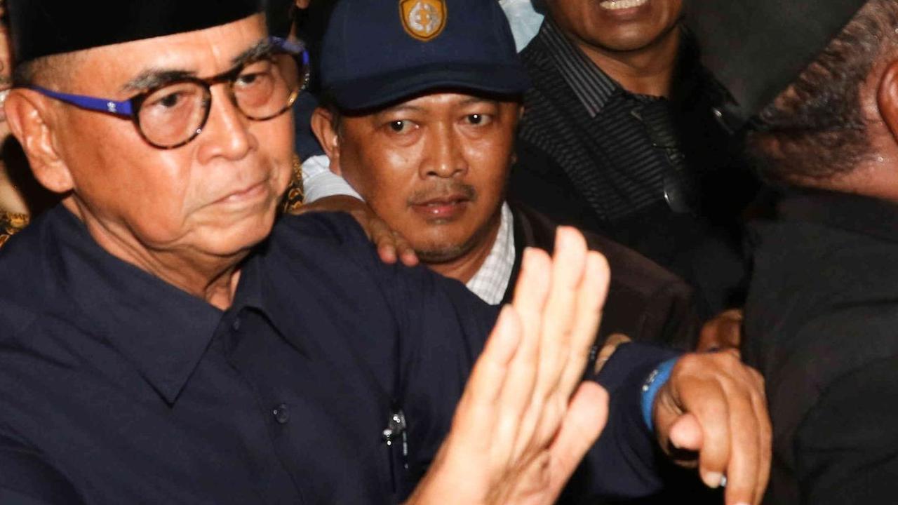 Aksi dorong-dorongan hingga cekcok pun sempat terjadi antara pengawal Panji yang mencoba menghalangi awak media meminta keterangan. Meski begitu, Panji terlihat hanya tersenyum seraya menenangkan situasi hingga akhirnya masuk ke Gedung Bareskrim Polri.