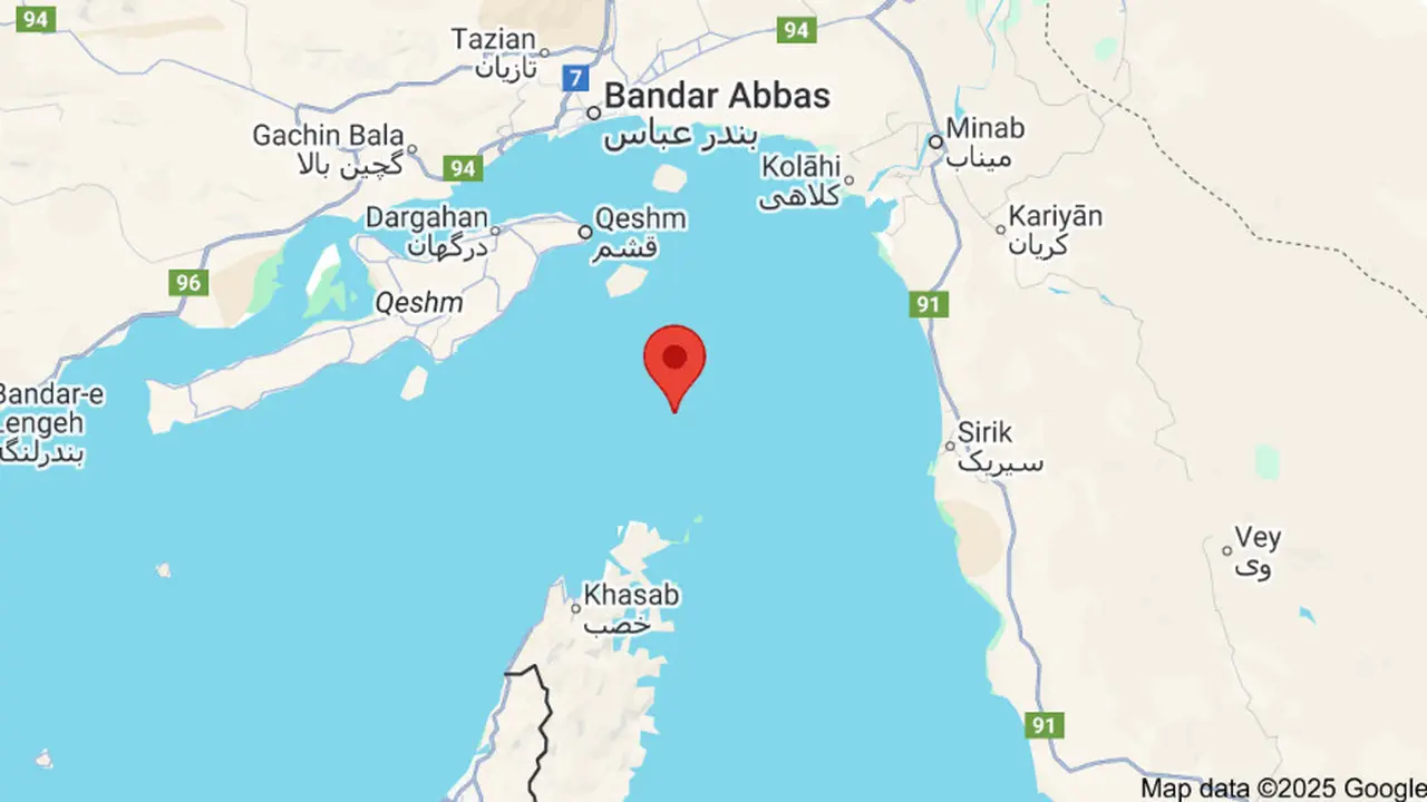 Potret Selat Hormuz yang dicapture dari situs Google Maps pada Senin (23/6/2025) (Dok. Google Maps).