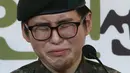 Tentara Korea Selatan Byun Hee-soo menangis saat konferensi pers di Pusat Hak Asasi Manusia Militer di Seoul, Korea Selatan, Rabu (22/1/2020). Keputusan Militer Korea Selatan memberhentikan Byun yang mengganti kelamin menuai kritik keras dari kelompok hak asasi manusia. (AP Photo/Ahn Young-joon)