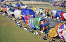 Festival balon udara hiasi langit Prancis